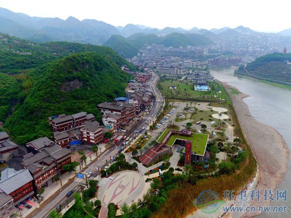 赤水河旅游公路旁的綜合服務(wù)體。（貴州省公路局提供）