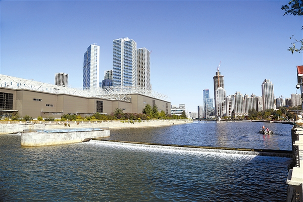 馬欄河經(jīng)過多年的污水截留、清淤改造、兩岸綠化等治理工程，現(xiàn)如今成為城市中的一條景觀河流。本報記者王華